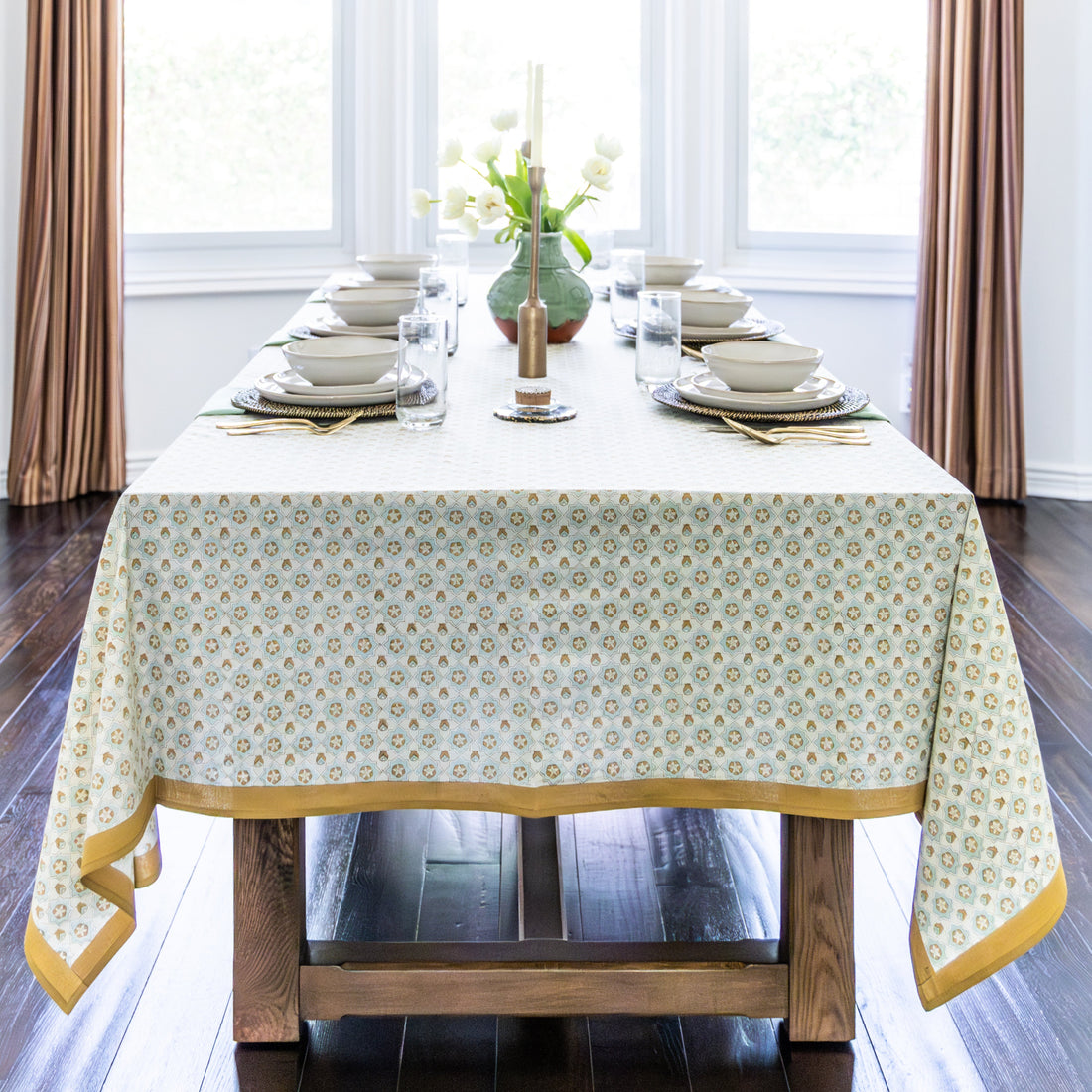 How to Choose a Tablecloth for a Long Dining Table